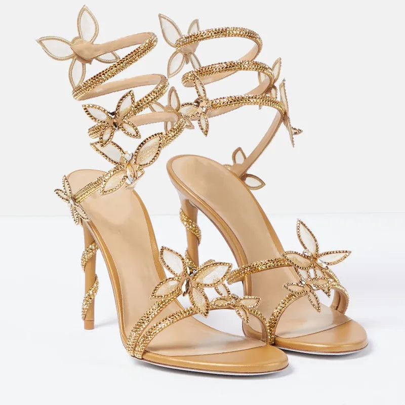 Sandália Gladiadora com Detalhes de Borboleta e Cristais
