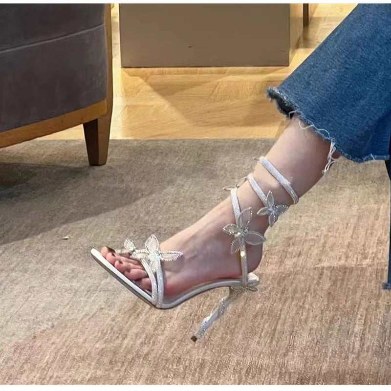 Sandália Gladiadora com Detalhes de Borboleta e Cristais