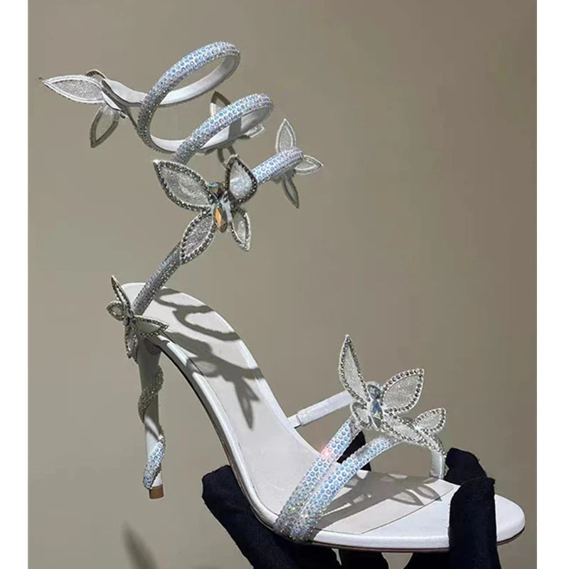 Sandália Gladiadora com Detalhes de Borboleta e Cristais